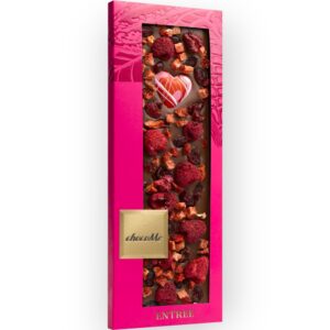 Tejcsokoládé, fehércsokoládé szív, liofilizált málnaszem, aszalt vörösáfonya, liofilizált eperdarabok