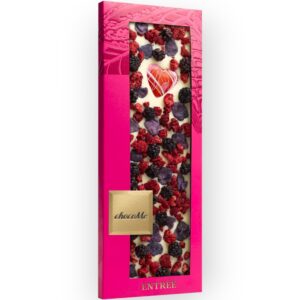 Fehércsokoládé, fehércsokoládé szív, kandírozott ibolyaszirom, liofilizált málnadarabok, liofilizált feketeszeder