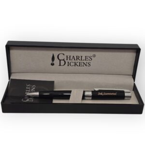 Charles Dickens Elegáns Gravírozott Toll – díszdobozban  – Az Írás Művészete Feketében CHD02